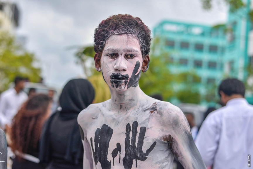 ބޮޑު އީދު ފާހަގަކުރުމުގެ ގޮތުން އެޗްޑީސީއިން އިންތިޒާމުކޮއްގެން ހުޅުމާލޭގައި ބޭއްވި މާލި ޕެރޭޑްގެ ތެރެއިން: މި ޕެރޭޑުގައި ބޮޑުމަސް، ކޯޑި އަދި ބޮޑުބެރާއި ސަގާފީ ހަރަކާތްތައް ކުރިއަށް ދިއަ -- ސަން ފޮޓޯ/ ފަޔާޒު މޫސާ