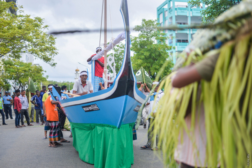 ބޮޑު އީދު ފާހަގަކުރުމުގެ ގޮތުން އެޗްޑީސީއިން އިންތިޒާމުކޮއްގެން ހުޅުމާލޭގައި ބޭއްވި މާލި ޕެރޭޑްގެ ތެރެއިން: މި ޕެރޭޑުގައި ބޮޑުމަސް، ކޯޑި އަދި ބޮޑުބެރާއި ސަގާފީ ހަރަކާތްތައް ކުރިއަށް ދިއަ -- ސަން ފޮޓޯ/ ފަޔާޒު މޫސާ