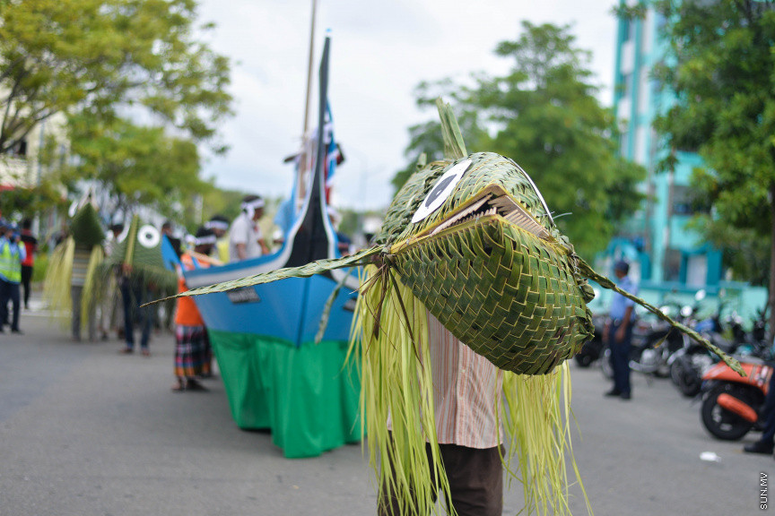 ބޮޑު އީދު ފާހަގަކުރުމުގެ ގޮތުން އެޗްޑީސީއިން އިންތިޒާމުކޮއްގެން ހުޅުމާލޭގައި ބޭއްވި މާލި ޕެރޭޑްގެ ތެރެއިން: މި ޕެރޭޑުގައި ބޮޑުމަސް، ކޯޑި އަދި ބޮޑުބެރާއި ސަގާފީ ހަރަކާތްތައް ކުރިއަށް ދިއަ -- ސަން ފޮޓޯ/ ފަޔާޒު މޫސާ