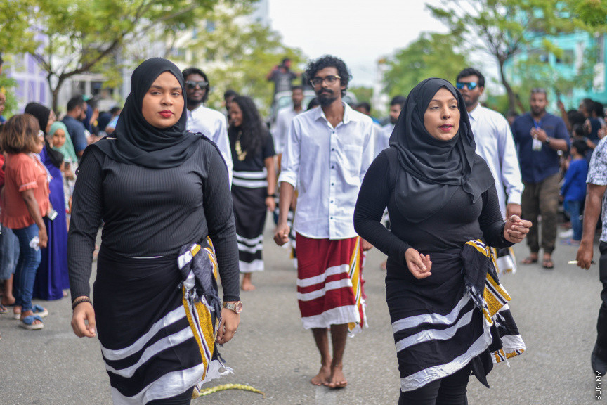 ބޮޑު އީދު ފާހަގަކުރުމުގެ ގޮތުން އެޗްޑީސީއިން އިންތިޒާމުކޮއްގެން ހުޅުމާލޭގައި ބޭއްވި މާލި ޕެރޭޑްގެ ތެރެއިން: މި ޕެރޭޑުގައި ބޮޑުމަސް، ކޯޑި އަދި ބޮޑުބެރާއި ސަގާފީ ހަރަކާތްތައް ކުރިއަށް ދިއަ -- ސަން ފޮޓޯ/ ފަޔާޒު މޫސާ