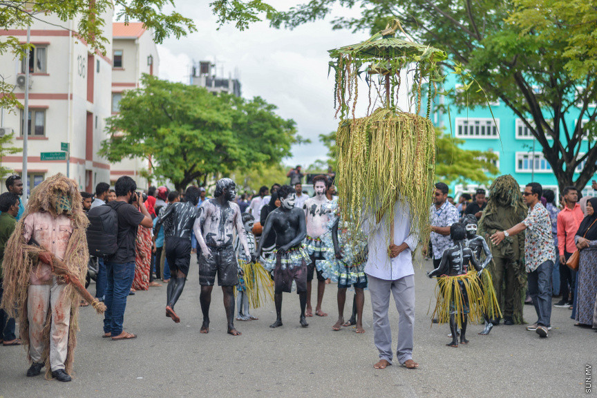 ބޮޑު އީދު ފާހަގަކުރުމުގެ ގޮތުން އެޗްޑީސީއިން އިންތިޒާމުކޮއްގެން ހުޅުމާލޭގައި ބޭއްވި މާލި ޕެރޭޑްގެ ތެރެއިން: މި ޕެރޭޑުގައި ބޮޑުމަސް، ކޯޑި އަދި ބޮޑުބެރާއި ސަގާފީ ހަރަކާތްތައް ކުރިއަށް ދިއަ -- ސަން ފޮޓޯ/ ފަޔާޒު މޫސާ