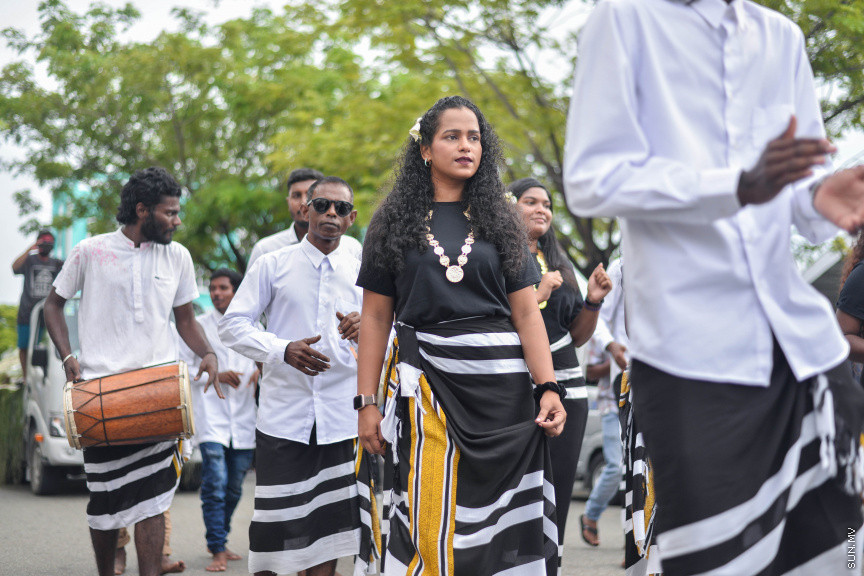 ބޮޑު އީދު ފާހަގަކުރުމުގެ ގޮތުން އެޗްޑީސީއިން އިންތިޒާމުކޮއްގެން ހުޅުމާލޭގައި ބޭއްވި މާލި ޕެރޭޑްގެ ތެރެއިން: މި ޕެރޭޑުގައި ބޮޑުމަސް، ކޯޑި އަދި ބޮޑުބެރާއި ސަގާފީ ހަރަކާތްތައް ކުރިއަށް ދިއަ -- ސަން ފޮޓޯ/ ފަޔާޒު މޫސާ