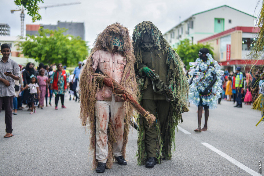 ބޮޑު އީދު ފާހަގަކުރުމުގެ ގޮތުން އެޗްޑީސީއިން އިންތިޒާމުކޮއްގެން ހުޅުމާލޭގައި ބޭއްވި މާލި ޕެރޭޑްގެ ތެރެއިން: މި ޕެރޭޑުގައި ބޮޑުމަސް، ކޯޑި އަދި ބޮޑުބެރާއި ސަގާފީ ހަރަކާތްތައް ކުރިއަށް ދިއަ -- ސަން ފޮޓޯ/ ފަޔާޒު މޫސާ