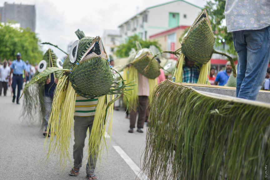 ބޮޑު އީދު ފާހަގަކުރުމުގެ ގޮތުން އެޗްޑީސީއިން އިންތިޒާމުކޮއްގެން ހުޅުމާލޭގައި ބޭއްވި މާލި ޕެރޭޑްގެ ތެރެއިން: މި ޕެރޭޑުގައި ބޮޑުމަސް، ކޯޑި އަދި ބޮޑުބެރާއި ސަގާފީ ހަރަކާތްތައް ކުރިއަށް ދިއަ -- ސަން ފޮޓޯ/ ފަޔާޒު މޫސާ