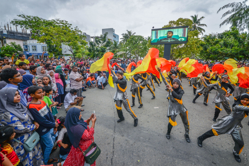 ބޮޑު އީދު ފާހަގަކުރުމުގެ ގޮތުން އެޗްޑީސީއިން އިންތިޒާމުކޮއްގެން ހުޅުމާލޭގައި ބޭއްވި މާލި ޕެރޭޑްގެ ތެރެއިން: މި ޕެރޭޑުގައި ބޮޑުމަސް، ކޯޑި އަދި ބޮޑުބެރާއި ސަގާފީ ހަރަކާތްތައް ކުރިއަށް ދިއަ -- ސަން ފޮޓޯ/ ފަޔާޒު މޫސާ