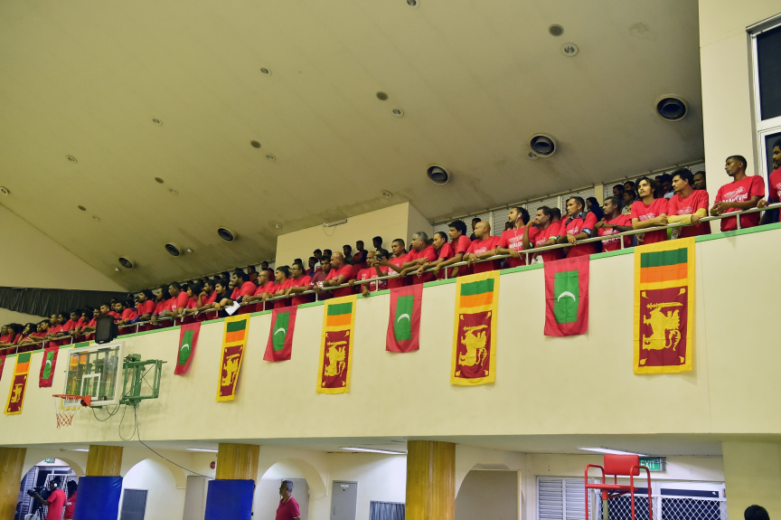 އޮގަސްޓް، 13، 2019: ރާއްޖެއާއި ލަންކާއާ ދެމެދު ކުޅެވުނު އެކުވެރިކަމުގެ ވޮލީބޯޅަ މެޗްގެ ތެރެއިން: މެޗު ބައްލަވާލެއްވުމަށް ރައީސް އިބްރާހިމް މުހައްމަދު ސޯލިހާ ޔޫތް މިނިސްޓަރު އަހްމަދު މަހްލޫފްގެ އިތުރުން އދ. ގެ ޒުވާނުންގެ މަންދޫބު ޖަޔާތުމާ ވެސް ވަޑައިގެންނެވި -- ފޮޓޯ/  ރައީސް އޮފީސް