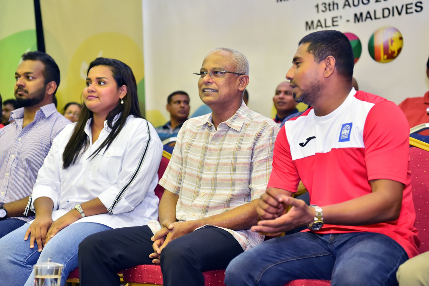 އޮގަސްޓް، 13، 2019: ރާއްޖެއާއި ލަންކާއާ ދެމެދު ކުޅެވުނު އެކުވެރިކަމުގެ ވޮލީބޯޅަ މެޗްގެ ތެރެއިން: މެޗު ބައްލަވާލެއްވުމަށް ރައީސް އިބްރާހިމް މުހައްމަދު ސޯލިހާ ޔޫތް މިނިސްޓަރު އަހްމަދު މަހްލޫފްގެ އިތުރުން އދ. ގެ ޒުވާނުންގެ މަންދޫބު ޖަޔާތުމާ ވެސް ވަޑައިގެންނެވި -- ފޮޓޯ/  ރައީސް އޮފީސް