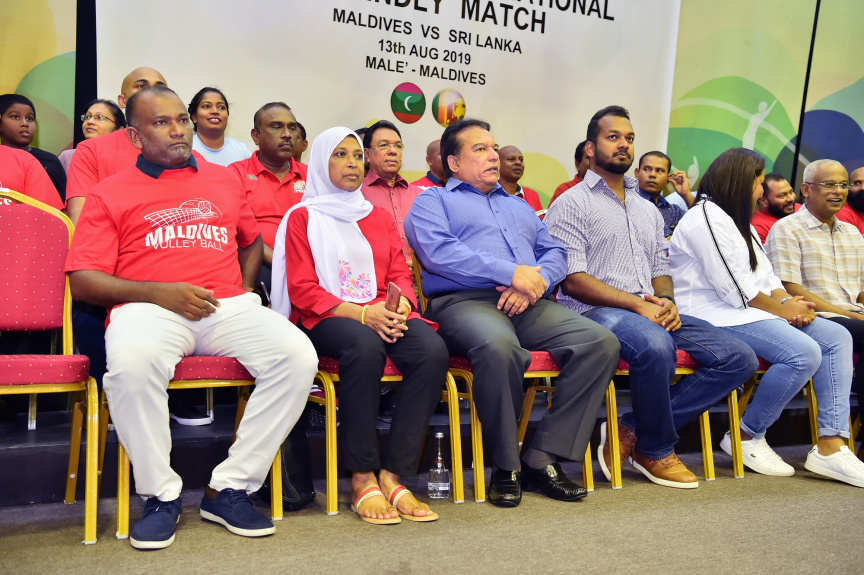 އޮގަސްޓް، 13، 2019: ރާއްޖެއާއި ލަންކާއާ ދެމެދު ކުޅެވުނު އެކުވެރިކަމުގެ ވޮލީބޯޅަ މެޗްގެ ތެރެއިން: މެޗު ބައްލަވާލެއްވުމަށް ރައީސް އިބްރާހިމް މުހައްމަދު ސޯލިހާ ޔޫތް މިނިސްޓަރު އަހްމަދު މަހްލޫފްގެ އިތުރުން އދ. ގެ ޒުވާނުންގެ މަންދޫބު ޖަޔާތުމާ ވެސް ވަޑައިގެންނެވި -- ފޮޓޯ/  ރައީސް އޮފީސް