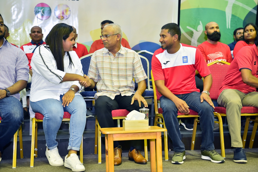 އޮގަސްޓް، 13، 2019: ރާއްޖެއާއި ލަންކާއާ ދެމެދު ކުޅެވުނު އެކުވެރިކަމުގެ ވޮލީބޯޅަ މެޗްގެ ތެރެއިން: މެޗު ބައްލަވާލެއްވުމަށް ރައީސް އިބްރާހިމް މުހައްމަދު ސޯލިހާ ޔޫތް މިނިސްޓަރު އަހްމަދު މަހްލޫފްގެ އިތުރުން އދ. ގެ ޒުވާނުންގެ މަންދޫބު ޖަޔާތުމާ ވެސް ވަޑައިގެންނެވި -- ފޮޓޯ/  ރައީސް އޮފީސް