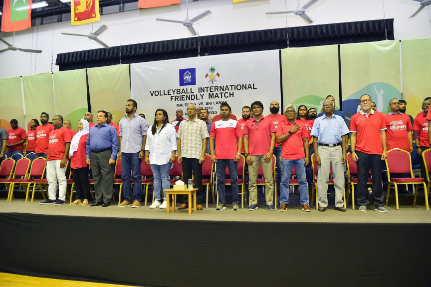 އޮގަސްޓް، 13، 2019: ރާއްޖެއާއި ލަންކާއާ ދެމެދު ކުޅެވުނު އެކުވެރިކަމުގެ ވޮލީބޯޅަ މެޗްގެ ތެރެއިން: މެޗު ބައްލަވާލެއްވުމަށް ރައީސް އިބްރާހިމް މުހައްމަދު ސޯލިހާ ޔޫތް މިނިސްޓަރު އަހްމަދު މަހްލޫފްގެ އިތުރުން އދ. ގެ ޒުވާނުންގެ މަންދޫބު ޖަޔާތުމާ ވެސް ވަޑައިގެންނެވި -- ފޮޓޯ/  ރައީސް އޮފީސް