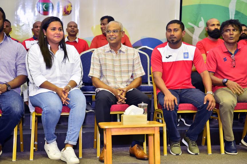 އޮގަސްޓް، 13، 2019: ރާއްޖެއާއި ލަންކާއާ ދެމެދު ކުޅެވުނު އެކުވެރިކަމުގެ ވޮލީބޯޅަ މެޗްގެ ތެރެއިން: މެޗު ބައްލަވާލެއްވުމަށް ރައީސް އިބްރާހިމް މުހައްމަދު ސޯލިހާ ޔޫތް މިނިސްޓަރު އަހްމަދު މަހްލޫފްގެ އިތުރުން އދ. ގެ ޒުވާނުންގެ މަންދޫބު ޖަޔާތުމާ ވެސް ވަޑައިގެންނެވި -- ފޮޓޯ/  ރައީސް އޮފީސް