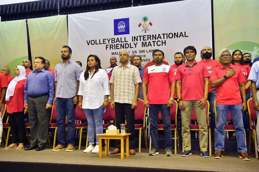 އޮގަސްޓް، 13، 2019: ރާއްޖެއާއި ލަންކާއާ ދެމެދު ކުޅެވުނު އެކުވެރިކަމުގެ ވޮލީބޯޅަ މެޗްގެ ތެރެއިން: މެޗު ބައްލަވާލެއްވުމަށް ރައީސް އިބްރާހިމް މުހައްމަދު ސޯލިހާ ޔޫތް މިނިސްޓަރު އަހްމަދު މަހްލޫފްގެ އިތުރުން އދ. ގެ ޒުވާނުންގެ މަންދޫބު ޖަޔާތުމާ ވެސް ވަޑައިގެންނެވި -- ފޮޓޯ/  ރައީސް އޮފީސް