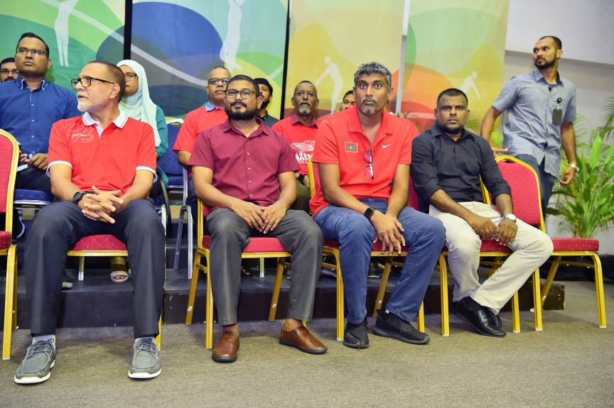 އޮގަސްޓް، 13، 2019: ރާއްޖެއާއި ލަންކާއާ ދެމެދު ކުޅެވުނު އެކުވެރިކަމުގެ ވޮލީބޯޅަ މެޗްގެ ތެރެއިން: މެޗު ބައްލަވާލެއްވުމަށް ރައީސް އިބްރާހިމް މުހައްމަދު ސޯލިހާ ޔޫތް މިނިސްޓަރު އަހްމަދު މަހްލޫފްގެ އިތުރުން އދ. ގެ ޒުވާނުންގެ މަންދޫބު ޖަޔާތުމާ ވެސް ވަޑައިގެންނެވި -- ފޮޓޯ/  ރައީސް އޮފީސް