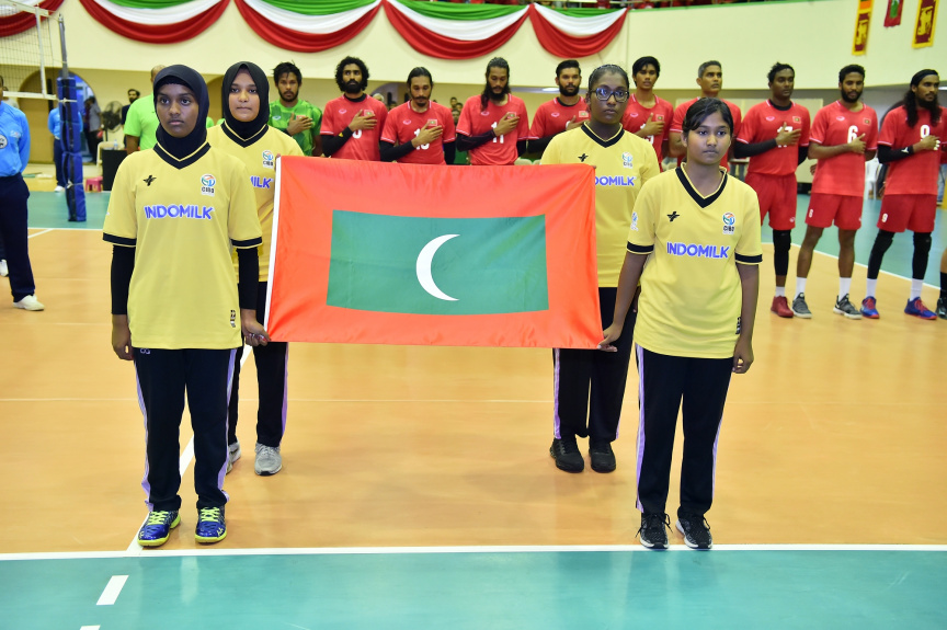އޮގަސްޓް، 13، 2019: ރާއްޖެއާއި ލަންކާއާ ދެމެދު ކުޅެވުނު އެކުވެރިކަމުގެ ވޮލީބޯޅަ މެޗްގެ ތެރެއިން: މެޗު ބައްލަވާލެއްވުމަށް ރައީސް އިބްރާހިމް މުހައްމަދު ސޯލިހާ ޔޫތް މިނިސްޓަރު އަހްމަދު މަހްލޫފްގެ އިތުރުން އދ. ގެ ޒުވާނުންގެ މަންދޫބު ޖަޔާތުމާ ވެސް ވަޑައިގެންނެވި -- ފޮޓޯ/  ރައީސް އޮފީސް