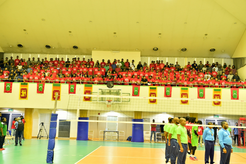 އޮގަސްޓް، 13، 2019: ރާއްޖެއާއި ލަންކާއާ ދެމެދު ކުޅެވުނު އެކުވެރިކަމުގެ ވޮލީބޯޅަ މެޗްގެ ތެރެއިން: މެޗު ބައްލަވާލެއްވުމަށް ރައީސް އިބްރާހިމް މުހައްމަދު ސޯލިހާ ޔޫތް މިނިސްޓަރު އަހްމަދު މަހްލޫފްގެ އިތުރުން އދ. ގެ ޒުވާނުންގެ މަންދޫބު ޖަޔާތުމާ ވެސް ވަޑައިގެންނެވި -- ފޮޓޯ/  ރައީސް އޮފީސް