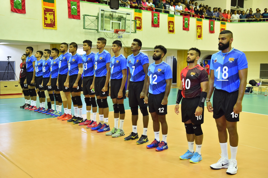 އޮގަސްޓް، 13، 2019: ރާއްޖެއާއި ލަންކާއާ ދެމެދު ކުޅެވުނު އެކުވެރިކަމުގެ ވޮލީބޯޅަ މެޗްގެ ތެރެއިން: މެޗު ބައްލަވާލެއްވުމަށް ރައީސް އިބްރާހިމް މުހައްމަދު ސޯލިހާ ޔޫތް މިނިސްޓަރު އަހްމަދު މަހްލޫފްގެ އިތުރުން އދ. ގެ ޒުވާނުންގެ މަންދޫބު ޖަޔާތުމާ ވެސް ވަޑައިގެންނެވި -- ފޮޓޯ/  ރައީސް އޮފީސް