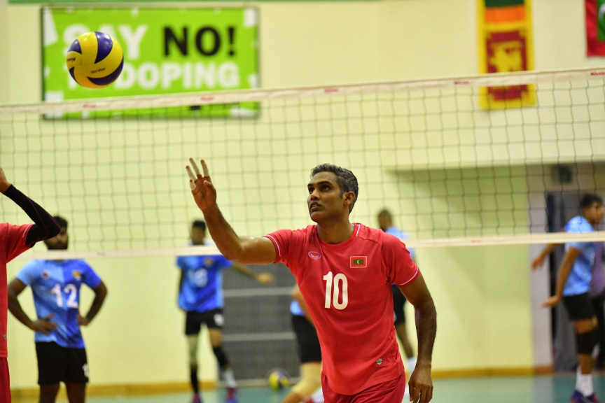 އޮގަސްޓް، 13، 2019: ރާއްޖެއާއި ލަންކާއާ ދެމެދު ކުޅެވުނު އެކުވެރިކަމުގެ ވޮލީބޯޅަ މެޗްގެ ތެރެއިން: މެޗު ބައްލަވާލެއްވުމަށް ރައީސް އިބްރާހިމް މުހައްމަދު ސޯލިހާ ޔޫތް މިނިސްޓަރު އަހްމަދު މަހްލޫފްގެ އިތުރުން އދ. ގެ ޒުވާނުންގެ މަންދޫބު ޖަޔާތުމާ ވެސް ވަޑައިގެންނެވި -- ފޮޓޯ/  ރައީސް އޮފީސް