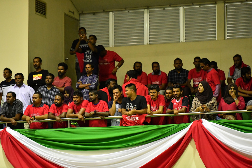 އޮގަސްޓް، 13، 2019: ރާއްޖެއާއި ލަންކާއާ ދެމެދު ކުޅެވުނު އެކުވެރިކަމުގެ ވޮލީބޯޅަ މެޗްގެ ތެރެއިން: މެޗު ބައްލަވާލެއްވުމަށް ރައީސް އިބްރާހިމް މުހައްމަދު ސޯލިހާ ޔޫތް މިނިސްޓަރު އަހްމަދު މަހްލޫފްގެ އިތުރުން އދ. ގެ ޒުވާނުންގެ މަންދޫބު ޖަޔާތުމާ ވެސް ވަޑައިގެންނެވި -- ފޮޓޯ/  ރައީސް އޮފީސް