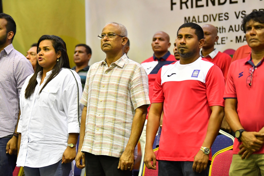 އޮގަސްޓް، 13، 2019: ރާއްޖެއާއި ލަންކާއާ ދެމެދު ކުޅެވުނު އެކުވެރިކަމުގެ ވޮލީބޯޅަ މެޗްގެ ތެރެއިން: މެޗު ބައްލަވާލެއްވުމަށް ރައީސް އިބްރާހިމް މުހައްމަދު ސޯލިހާ ޔޫތް މިނިސްޓަރު އަހްމަދު މަހްލޫފްގެ އިތުރުން އދ. ގެ ޒުވާނުންގެ މަންދޫބު ޖަޔާތުމާ ވެސް ވަޑައިގެންނެވި -- ފޮޓޯ/  ރައީސް އޮފީސް