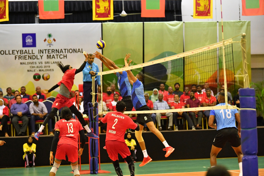 އޮގަސްޓް، 13، 2019: ރާއްޖެއާއި ލަންކާއާ ދެމެދު ކުޅެވުނު އެކުވެރިކަމުގެ ވޮލީބޯޅަ މެޗްގެ ތެރެއިން: މެޗު ބައްލަވާލެއްވުމަށް ރައީސް އިބްރާހިމް މުހައްމަދު ސޯލިހާ ޔޫތް މިނިސްޓަރު އަހްމަދު މަހްލޫފްގެ އިތުރުން އދ. ގެ ޒުވާނުންގެ މަންދޫބު ޖަޔާތުމާ ވެސް ވަޑައިގެންނެވި -- ފޮޓޯ/  ރައީސް އޮފީސް