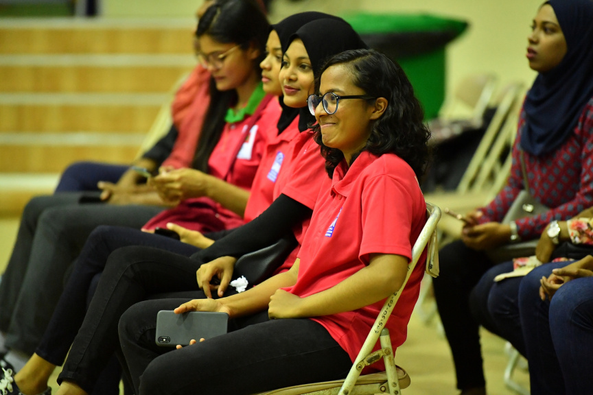 އޮގަސްޓް، 13، 2019: ރާއްޖެއާއި ލަންކާއާ ދެމެދު ކުޅެވުނު އެކުވެރިކަމުގެ ވޮލީބޯޅަ މެޗްގެ ތެރެއިން: މެޗު ބައްލަވާލެއްވުމަށް ރައީސް އިބްރާހިމް މުހައްމަދު ސޯލިހާ ޔޫތް މިނިސްޓަރު އަހްމަދު މަހްލޫފްގެ އިތުރުން އދ. ގެ ޒުވާނުންގެ މަންދޫބު ޖަޔާތުމާ ވެސް ވަޑައިގެންނެވި -- ފޮޓޯ/  ރައީސް އޮފީސް