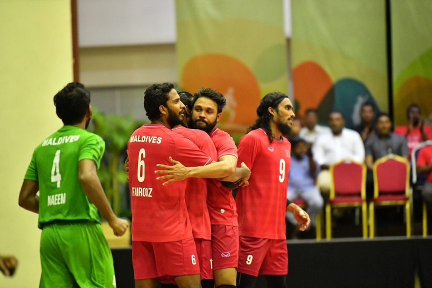 އޮގަސްޓް، 13، 2019: ރާއްޖެއާއި ލަންކާއާ ދެމެދު ކުޅެވުނު އެކުވެރިކަމުގެ ވޮލީބޯޅަ މެޗްގެ ތެރެއިން: މެޗު ބައްލަވާލެއްވުމަށް ރައީސް އިބްރާހިމް މުހައްމަދު ސޯލިހާ ޔޫތް މިނިސްޓަރު އަހްމަދު މަހްލޫފްގެ އިތުރުން އދ. ގެ ޒުވާނުންގެ މަންދޫބު ޖަޔާތުމާ ވެސް ވަޑައިގެންނެވި -- ފޮޓޯ/  ރައީސް އޮފީސް