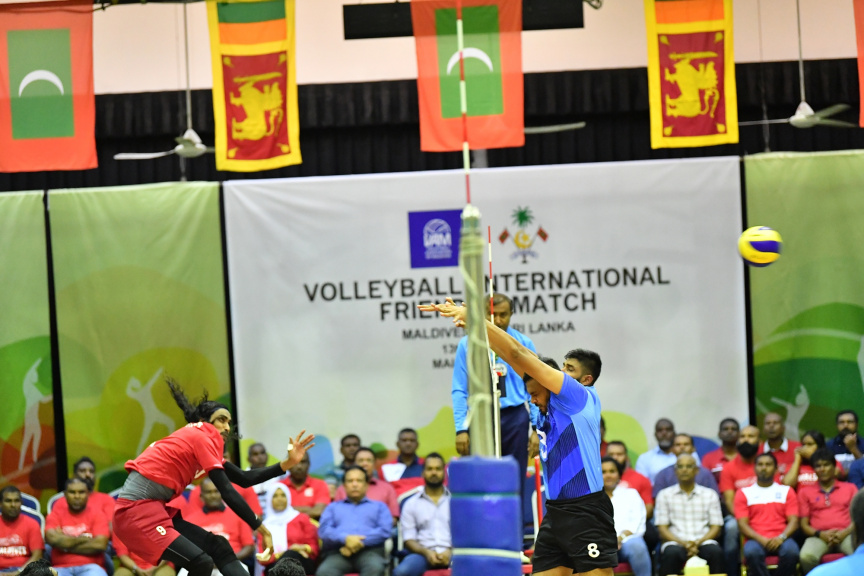 އޮގަސްޓް، 13، 2019: ރާއްޖެއާއި ލަންކާއާ ދެމެދު ކުޅެވުނު އެކުވެރިކަމުގެ ވޮލީބޯޅަ މެޗްގެ ތެރެއިން: މެޗު ބައްލަވާލެއްވުމަށް ރައީސް އިބްރާހިމް މުހައްމަދު ސޯލިހާ ޔޫތް މިނިސްޓަރު އަހްމަދު މަހްލޫފްގެ އިތުރުން އދ. ގެ ޒުވާނުންގެ މަންދޫބު ޖަޔާތުމާ ވެސް ވަޑައިގެންނެވި -- ފޮޓޯ/  ރައީސް އޮފީސް