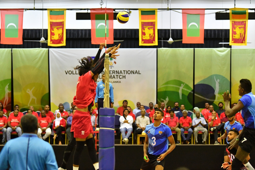 އޮގަސްޓް، 13، 2019: ރާއްޖެއާއި ލަންކާއާ ދެމެދު ކުޅެވުނު އެކުވެރިކަމުގެ ވޮލީބޯޅަ މެޗްގެ ތެރެއިން: މެޗު ބައްލަވާލެއްވުމަށް ރައީސް އިބްރާހިމް މުހައްމަދު ސޯލިހާ ޔޫތް މިނިސްޓަރު އަހްމަދު މަހްލޫފްގެ އިތުރުން އދ. ގެ ޒުވާނުންގެ މަންދޫބު ޖަޔާތުމާ ވެސް ވަޑައިގެންނެވި -- ފޮޓޯ/  ރައީސް އޮފީސް
