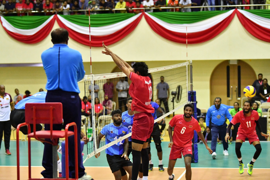 އޮގަސްޓް، 13، 2019: ރާއްޖެއާއި ލަންކާއާ ދެމެދު ކުޅެވުނު އެކުވެރިކަމުގެ ވޮލީބޯޅަ މެޗްގެ ތެރެއިން: މެޗު ބައްލަވާލެއްވުމަށް ރައީސް އިބްރާހިމް މުހައްމަދު ސޯލިހާ ޔޫތް މިނިސްޓަރު އަހްމަދު މަހްލޫފްގެ އިތުރުން އދ. ގެ ޒުވާނުންގެ މަންދޫބު ޖަޔާތުމާ ވެސް ވަޑައިގެންނެވި -- ފޮޓޯ/  ރައީސް އޮފީސް