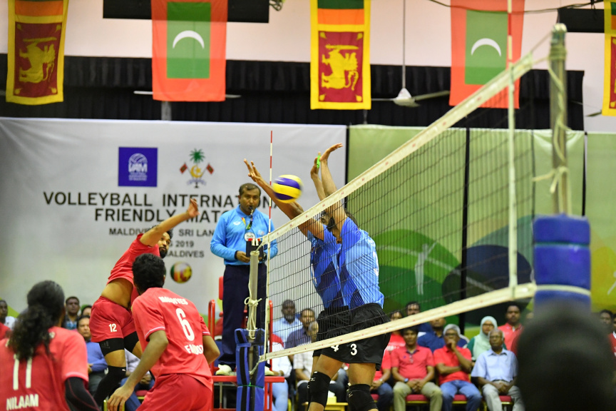 އޮގަސްޓް، 13، 2019: ރާއްޖެއާއި ލަންކާއާ ދެމެދު ކުޅެވުނު އެކުވެރިކަމުގެ ވޮލީބޯޅަ މެޗްގެ ތެރެއިން: މެޗު ބައްލަވާލެއްވުމަށް ރައީސް އިބްރާހިމް މުހައްމަދު ސޯލިހާ ޔޫތް މިނިސްޓަރު އަހްމަދު މަހްލޫފްގެ އިތުރުން އދ. ގެ ޒުވާނުންގެ މަންދޫބު ޖަޔާތުމާ ވެސް ވަޑައިގެންނެވި -- ފޮޓޯ/  ރައީސް އޮފީސް