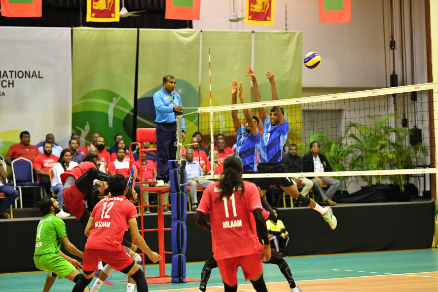 އޮގަސްޓް، 13، 2019: ރާއްޖެއާއި ލަންކާއާ ދެމެދު ކުޅެވުނު އެކުވެރިކަމުގެ ވޮލީބޯޅަ މެޗްގެ ތެރެއިން: މެޗު ބައްލަވާލެއްވުމަށް ރައީސް އިބްރާހިމް މުހައްމަދު ސޯލިހާ ޔޫތް މިނިސްޓަރު އަހްމަދު މަހްލޫފްގެ އިތުރުން އދ. ގެ ޒުވާނުންގެ މަންދޫބު ޖަޔާތުމާ ވެސް ވަޑައިގެންނެވި -- ފޮޓޯ/  ރައީސް އޮފީސް