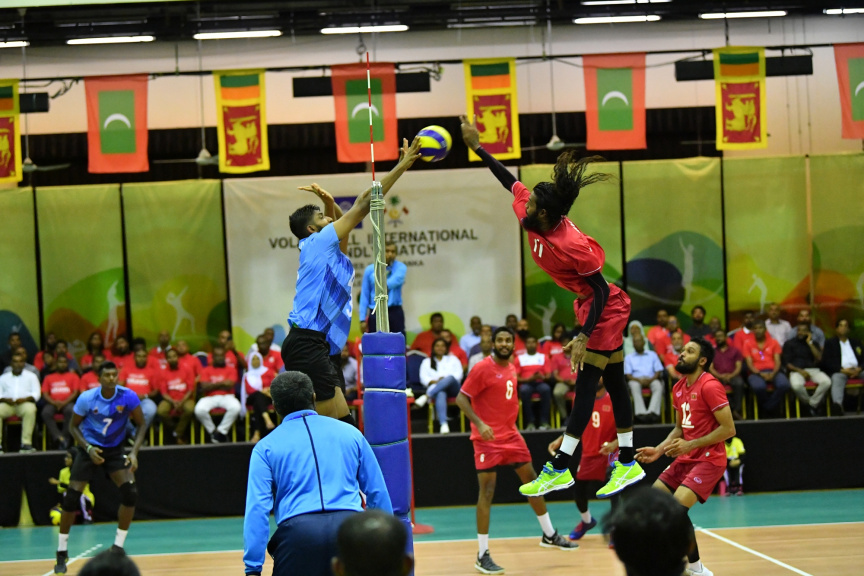 އޮގަސްޓް، 13، 2019: ރާއްޖެއާއި ލަންކާއާ ދެމެދު ކުޅެވުނު އެކުވެރިކަމުގެ ވޮލީބޯޅަ މެޗްގެ ތެރެއިން: މެޗު ބައްލަވާލެއްވުމަށް ރައީސް އިބްރާހިމް މުހައްމަދު ސޯލިހާ ޔޫތް މިނިސްޓަރު އަހްމަދު މަހްލޫފްގެ އިތުރުން އދ. ގެ ޒުވާނުންގެ މަންދޫބު ޖަޔާތުމާ ވެސް ވަޑައިގެންނެވި -- ފޮޓޯ/  ރައީސް އޮފީސް