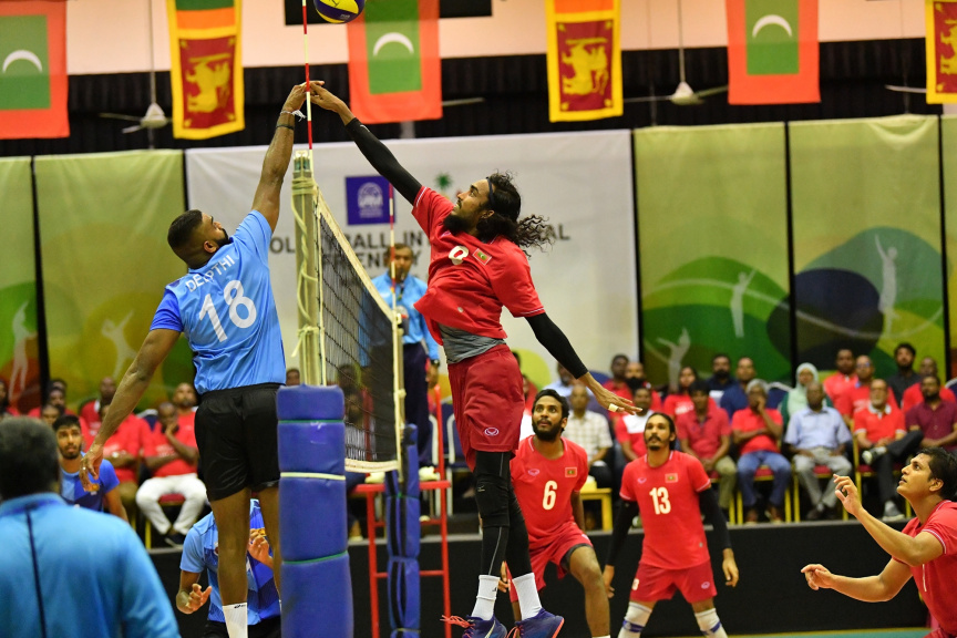 އޮގަސްޓް، 13، 2019: ރާއްޖެއާއި ލަންކާއާ ދެމެދު ކުޅެވުނު އެކުވެރިކަމުގެ ވޮލީބޯޅަ މެޗްގެ ތެރެއިން: މެޗު ބައްލަވާލެއްވުމަށް ރައީސް އިބްރާހިމް މުހައްމަދު ސޯލިހާ ޔޫތް މިނިސްޓަރު އަހްމަދު މަހްލޫފްގެ އިތުރުން އދ. ގެ ޒުވާނުންގެ މަންދޫބު ޖަޔާތުމާ ވެސް ވަޑައިގެންނެވި -- ފޮޓޯ/  ރައީސް އޮފީސް