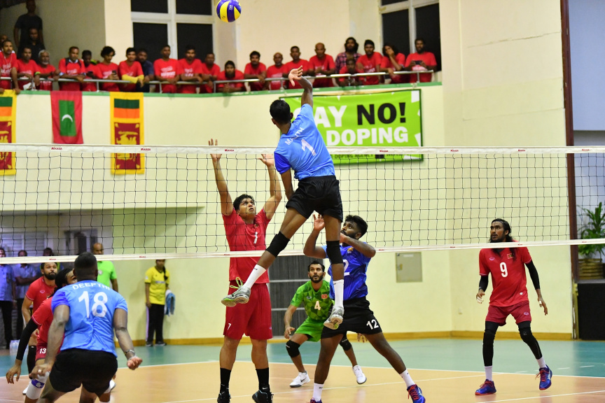 އޮގަސްޓް، 13، 2019: ރާއްޖެއާއި ލަންކާއާ ދެމެދު ކުޅެވުނު އެކުވެރިކަމުގެ ވޮލީބޯޅަ މެޗްގެ ތެރެއިން: މެޗު ބައްލަވާލެއްވުމަށް ރައީސް އިބްރާހިމް މުހައްމަދު ސޯލިހާ ޔޫތް މިނިސްޓަރު އަހްމަދު މަހްލޫފްގެ އިތުރުން އދ. ގެ ޒުވާނުންގެ މަންދޫބު ޖަޔާތުމާ ވެސް ވަޑައިގެންނެވި -- ފޮޓޯ/  ރައީސް އޮފީސް