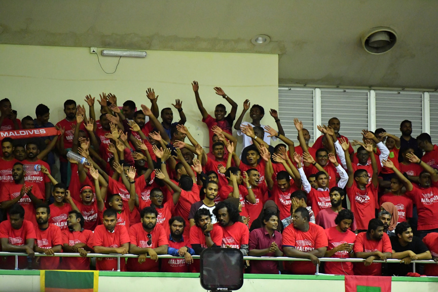 އޮގަސްޓް، 13، 2019: ރާއްޖެއާއި ލަންކާއާ ދެމެދު ކުޅެވުނު އެކުވެރިކަމުގެ ވޮލީބޯޅަ މެޗްގެ ތެރެއިން: މެޗު ބައްލަވާލެއްވުމަށް ރައީސް އިބްރާހިމް މުހައްމަދު ސޯލިހާ ޔޫތް މިނިސްޓަރު އަހްމަދު މަހްލޫފްގެ އިތުރުން އދ. ގެ ޒުވާނުންގެ މަންދޫބު ޖަޔާތުމާ ވެސް ވަޑައިގެންނެވި -- ފޮޓޯ/  ރައީސް އޮފީސް