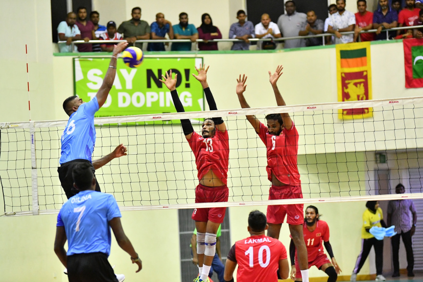 އޮގަސްޓް، 13، 2019: ރާއްޖެއާއި ލަންކާއާ ދެމެދު ކުޅެވުނު އެކުވެރިކަމުގެ ވޮލީބޯޅަ މެޗްގެ ތެރެއިން: މެޗު ބައްލަވާލެއްވުމަށް ރައީސް އިބްރާހިމް މުހައްމަދު ސޯލިހާ ޔޫތް މިނިސްޓަރު އަހްމަދު މަހްލޫފްގެ އިތުރުން އދ. ގެ ޒުވާނުންގެ މަންދޫބު ޖަޔާތުމާ ވެސް ވަޑައިގެންނެވި -- ފޮޓޯ/  ރައީސް އޮފީސް