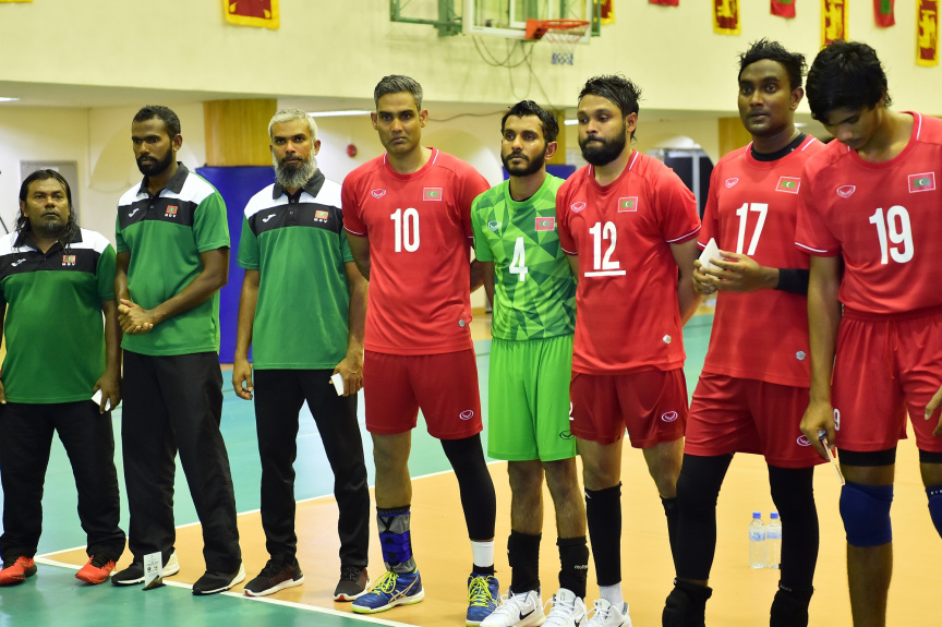 އޮގަސްޓް، 13، 2019: ރާއްޖެއާއި ލަންކާއާ ދެމެދު ކުޅެވުނު އެކުވެރިކަމުގެ ވޮލީބޯޅަ މެޗްގެ ތެރެއިން: މެޗު ބައްލަވާލެއްވުމަށް ރައީސް އިބްރާހިމް މުހައްމަދު ސޯލިހާ ޔޫތް މިނިސްޓަރު އަހްމަދު މަހްލޫފްގެ އިތުރުން އދ. ގެ ޒުވާނުންގެ މަންދޫބު ޖަޔާތުމާ ވެސް ވަޑައިގެންނެވި -- ފޮޓޯ/  ރައީސް އޮފީސް