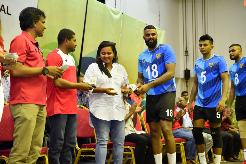 އޮގަސްޓް، 13، 2019: ރާއްޖެއާއި ލަންކާއާ ދެމެދު ކުޅެވުނު އެކުވެރިކަމުގެ ވޮލީބޯޅަ މެޗްގެ ތެރެއިން: މެޗު ބައްލަވާލެއްވުމަށް ރައީސް އިބްރާހިމް މުހައްމަދު ސޯލިހާ ޔޫތް މިނިސްޓަރު އަހްމަދު މަހްލޫފްގެ އިތުރުން އދ. ގެ ޒުވާނުންގެ މަންދޫބު ޖަޔާތުމާ ވެސް ވަޑައިގެންނެވި -- ފޮޓޯ/  ރައީސް އޮފީސް