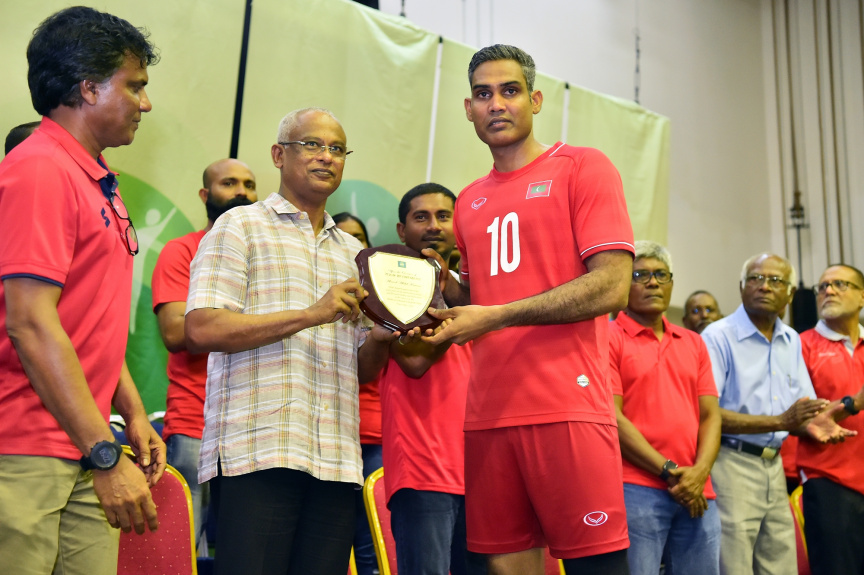 އޮގަސްޓް، 13، 2019: ރާއްޖެއާއި ލަންކާއާ ދެމެދު ކުޅެވުނު އެކުވެރިކަމުގެ ވޮލީބޯޅަ މެޗްގެ ތެރެއިން: މެޗު ބައްލަވާލެއްވުމަށް ރައީސް އިބްރާހިމް މުހައްމަދު ސޯލިހާ ޔޫތް މިނިސްޓަރު އަހްމަދު މަހްލޫފްގެ އިތުރުން އދ. ގެ ޒުވާނުންގެ މަންދޫބު ޖަޔާތުމާ ވެސް ވަޑައިގެންނެވި -- ފޮޓޯ/  ރައީސް އޮފީސް