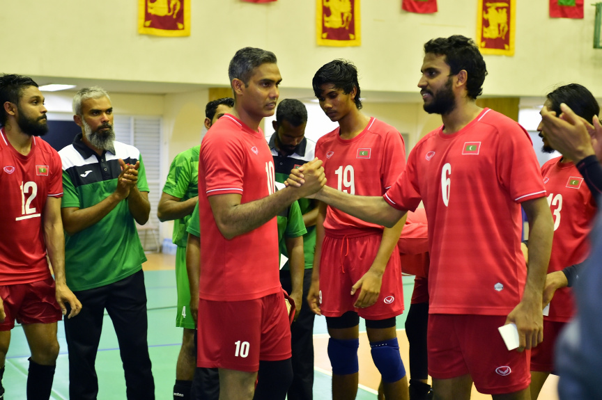 އޮގަސްޓް، 13، 2019: ރާއްޖެއާއި ލަންކާއާ ދެމެދު ކުޅެވުނު އެކުވެރިކަމުގެ ވޮލީބޯޅަ މެޗްގެ ތެރެއިން: މެޗު ބައްލަވާލެއްވުމަށް ރައީސް އިބްރާހިމް މުހައްމަދު ސޯލިހާ ޔޫތް މިނިސްޓަރު އަހްމަދު މަހްލޫފްގެ އިތުރުން އދ. ގެ ޒުވާނުންގެ މަންދޫބު ޖަޔާތުމާ ވެސް ވަޑައިގެންނެވި -- ފޮޓޯ/  ރައީސް އޮފީސް