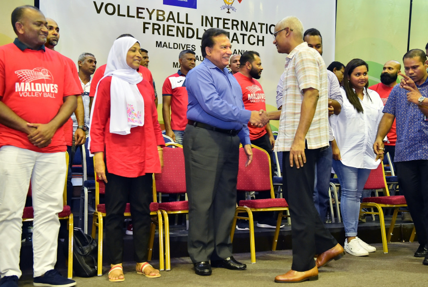 އޮގަސްޓް، 13، 2019: ރާއްޖެއާއި ލަންކާއާ ދެމެދު ކުޅެވުނު އެކުވެރިކަމުގެ ވޮލީބޯޅަ މެޗްގެ ތެރެއިން: މެޗު ބައްލަވާލެއްވުމަށް ރައީސް އިބްރާހިމް މުހައްމަދު ސޯލިހާ ޔޫތް މިނިސްޓަރު އަހްމަދު މަހްލޫފްގެ އިތުރުން އދ. ގެ ޒުވާނުންގެ މަންދޫބު ޖަޔާތުމާ ވެސް ވަޑައިގެންނެވި -- ފޮޓޯ/  ރައީސް އޮފީސް