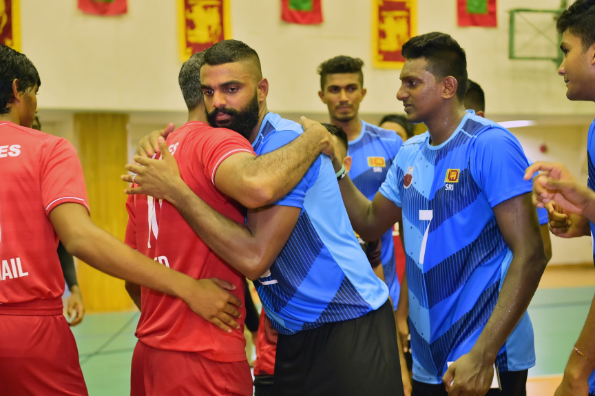 އޮގަސްޓް، 13، 2019: ރާއްޖެއާއި ލަންކާއާ ދެމެދު ކުޅެވުނު އެކުވެރިކަމުގެ ވޮލީބޯޅަ މެޗްގެ ތެރެއިން: މެޗު ބައްލަވާލެއްވުމަށް ރައީސް އިބްރާހިމް މުހައްމަދު ސޯލިހާ ޔޫތް މިނިސްޓަރު އަހްމަދު މަހްލޫފްގެ އިތުރުން އދ. ގެ ޒުވާނުންގެ މަންދޫބު ޖަޔާތުމާ ވެސް ވަޑައިގެންނެވި -- ފޮޓޯ/  ރައީސް އޮފީސް