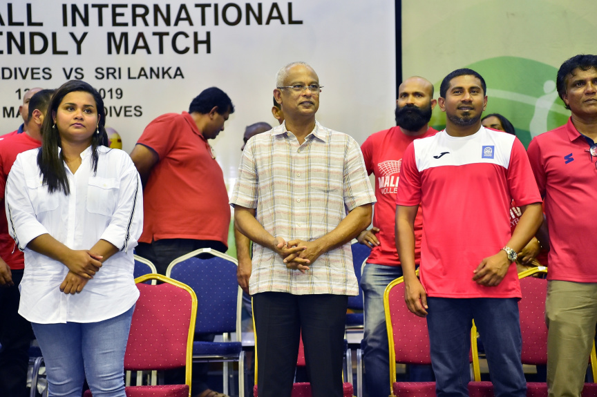 އޮގަސްޓް، 13، 2019: ރާއްޖެއާއި ލަންކާއާ ދެމެދު ކުޅެވުނު އެކުވެރިކަމުގެ ވޮލީބޯޅަ މެޗްގެ ތެރެއިން: މެޗު ބައްލަވާލެއްވުމަށް ރައީސް އިބްރާހިމް މުހައްމަދު ސޯލިހާ ޔޫތް މިނިސްޓަރު އަހްމަދު މަހްލޫފްގެ އިތުރުން އދ. ގެ ޒުވާނުންގެ މަންދޫބު ޖަޔާތުމާ ވެސް ވަޑައިގެންނެވި -- ފޮޓޯ/  ރައީސް އޮފީސް