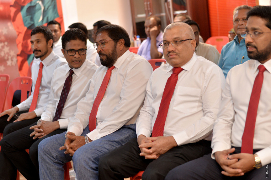 އޮގަސްޓް 26، 2019: ޕީޕީއެމް އަދި ޕީއެންސީގެ ކުރީގެ މަޖިލިސް މެމްބަރުނާއި، ޔާމީން ސަރުކާރުގެ މިނިސްޓަރުން ޖުމްހޫރީ ޕާޓީއާއި ގުޅުން -- ސަން ފޮޓޯ/ ފަޔާޒު މޫސާ