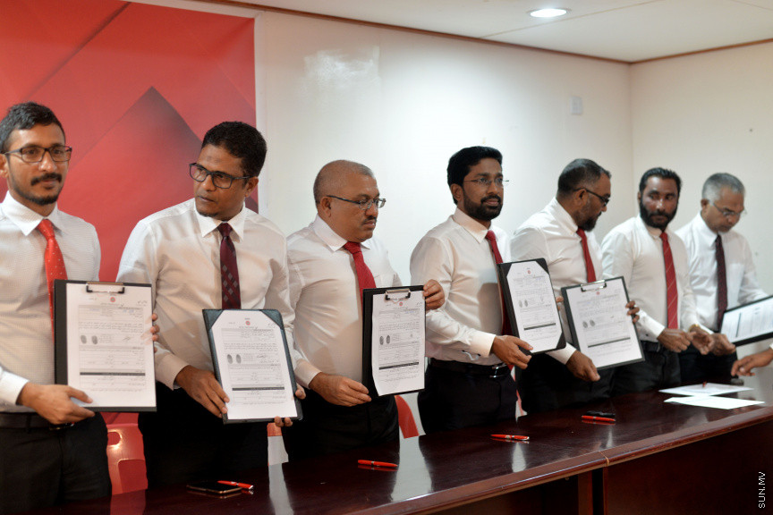 އޮގަސްޓް 26، 2019: ޕީޕީއެމް އަދި ޕީއެންސީގެ ކުރީގެ މަޖިލިސް މެމްބަރުނާއި، ޔާމީން ސަރުކާރުގެ މިނިސްޓަރުން ޖުމްހޫރީ ޕާޓީއާއި ގުޅުން -- ސަން ފޮޓޯ/ ފަޔާޒު މޫސާ