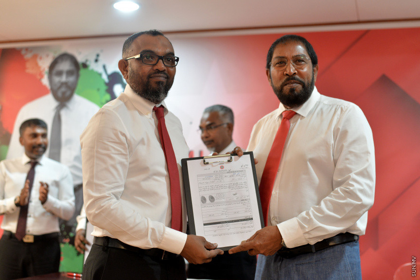 އޮގަސްޓް 26، 2019: ޕީޕީއެމް އަދި ޕީއެންސީގެ ކުރީގެ މަޖިލިސް މެމްބަރުނާއި، ޔާމީން ސަރުކާރުގެ މިނިސްޓަރުން ޖުމްހޫރީ ޕާޓީއާއި ގުޅުން -- ސަން ފޮޓޯ/ ފަޔާޒު މޫސާ