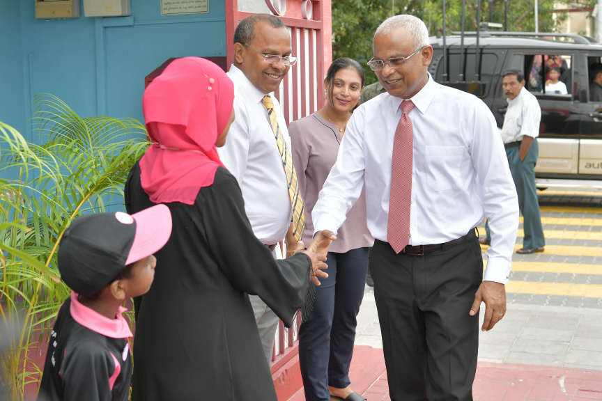 ރައީސް އިބްރާހިމް މުހައްމަދު ސޯލިހު މާފަންނު މަދަރުސާއަށް ޒިޔާރަތް ކުރައްވައި އެ މަދަރުސާގެ ކުދިންނާ ބައްދަލުކުރެއްވުން --- ފޮޓޯ/ ރައީސް އޮފީސް