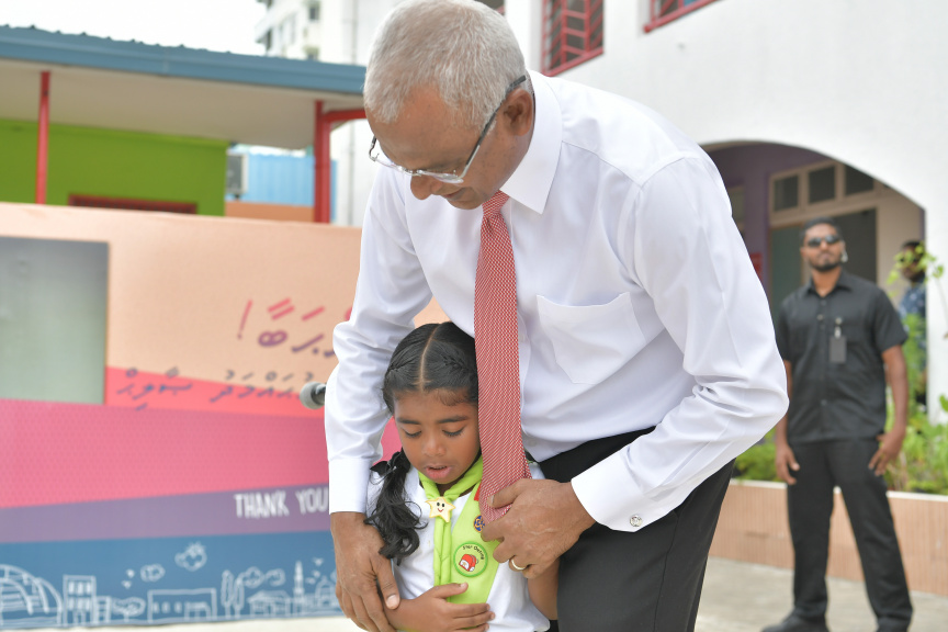 ރައީސް އިބްރާހިމް މުހައްމަދު ސޯލިހު މާފަންނު މަދަރުސާއަށް ޒިޔާރަތް ކުރައްވައި އެ މަދަރުސާގެ ކުދިންނާ ބައްދަލުކުރެއްވުން --- ފޮޓޯ/ ރައީސް އޮފީސް