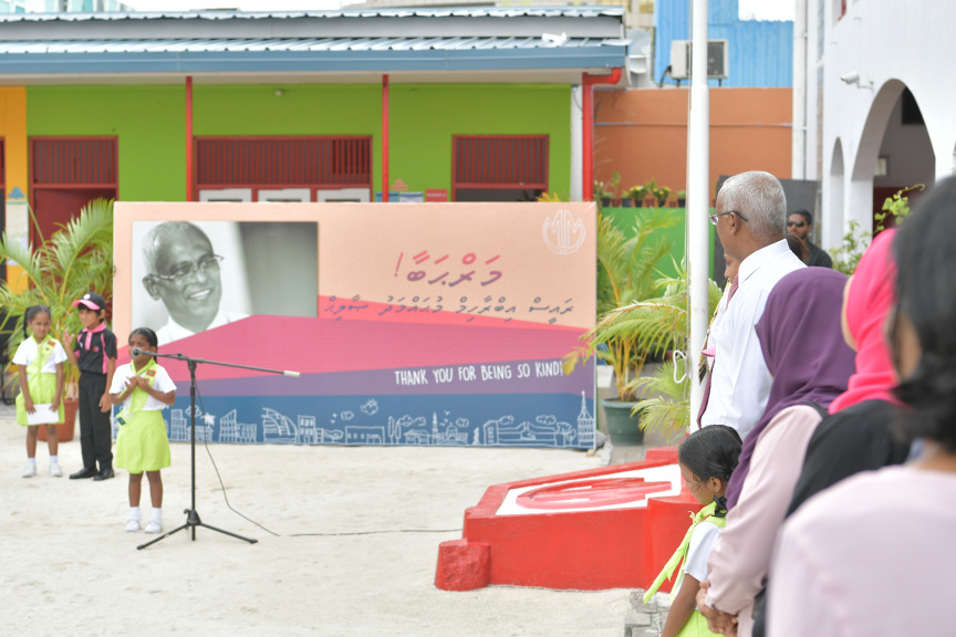 ރައީސް އިބްރާހިމް މުހައްމަދު ސޯލިހު މާފަންނު މަދަރުސާއަށް ޒިޔާރަތް ކުރައްވައި އެ މަދަރުސާގެ ކުދިންނާ ބައްދަލުކުރެއްވުން --- ފޮޓޯ/ ރައީސް އޮފީސް