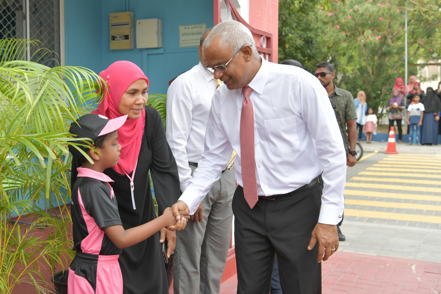 ރައީސް އިބްރާހިމް މުހައްމަދު ސޯލިހު މާފަންނު މަދަރުސާއަށް ޒިޔާރަތް ކުރައްވައި އެ މަދަރުސާގެ ކުދިންނާ ބައްދަލުކުރެއްވުން --- ފޮޓޯ/ ރައީސް އޮފީސް